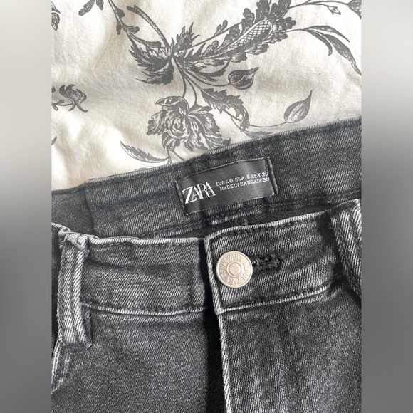 ZARA HIGH WAISTED JEANS - Picture 3 of 3